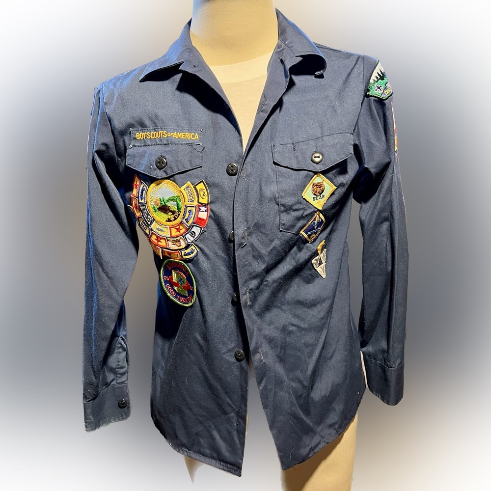 Vintage Boy Scout shirt Size Small Amazing patches